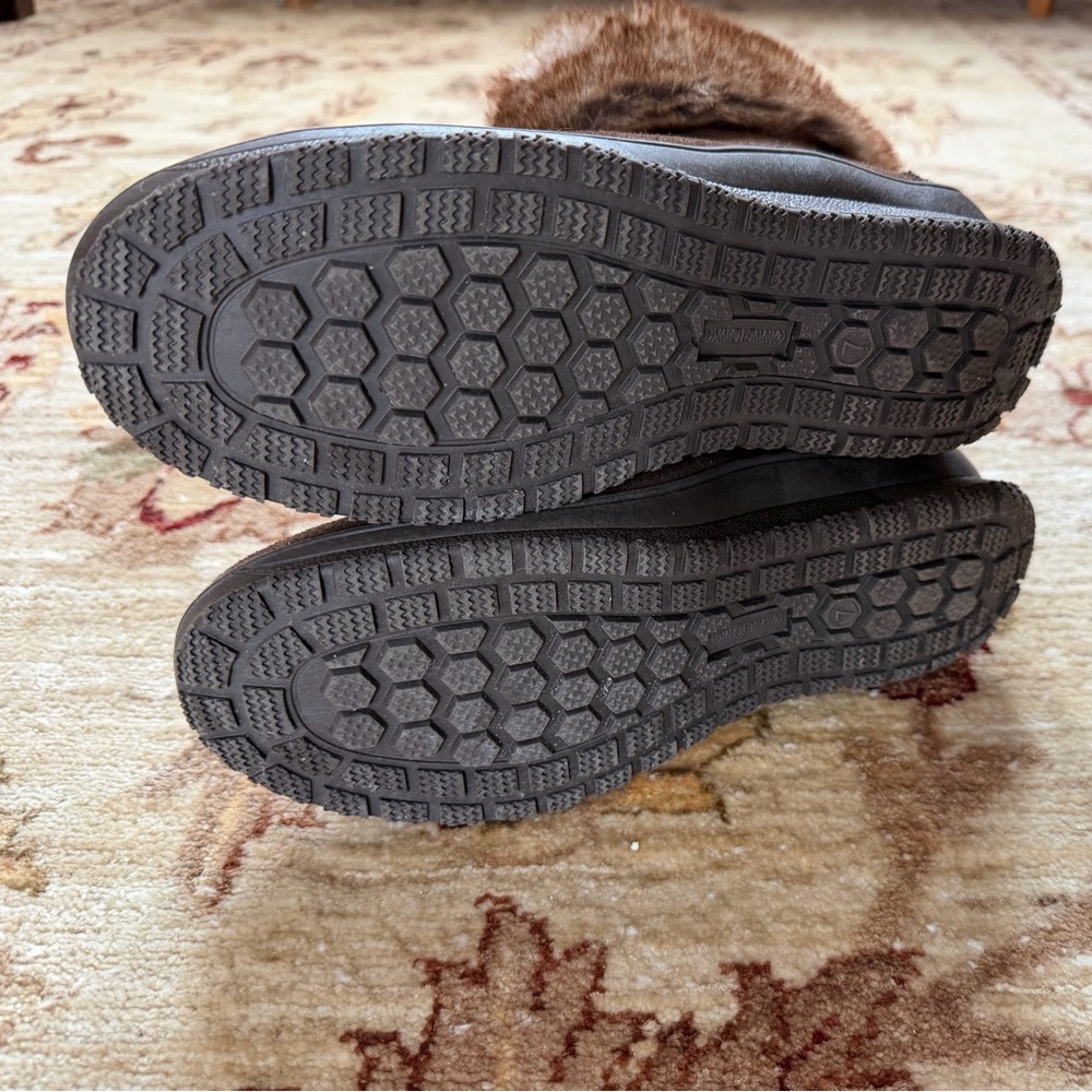 NEW: Minnetonka Suede Fur cuffed boots - Picture 4 of 4